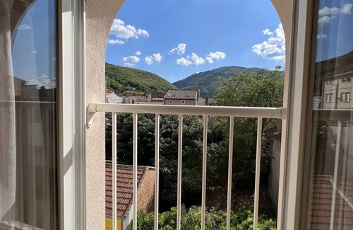 Mazamet Casa | Top floor townhouse with hot tub