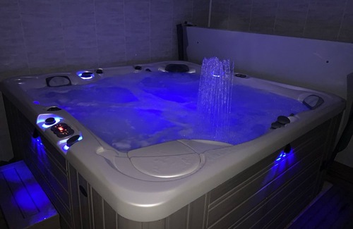 Mazamet Casa | Top floor townhouse with hot tub