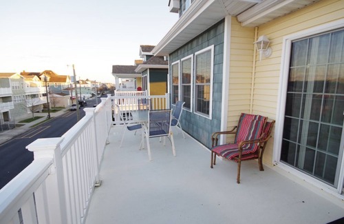 Cape May - Wildwood Condominio | Top Floor Wildwood Condo - 3 habitaciones 2 baños- 3. 5 cuadras de la playa y tablas