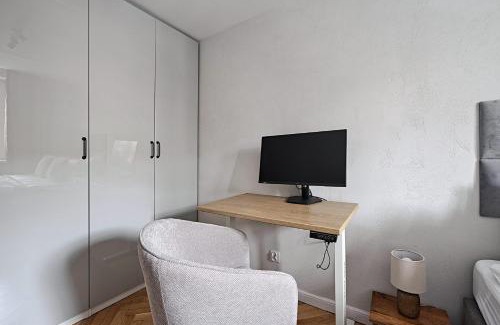 Srodmiescie Połnocne Apartamento | *Top* Full Black Out A/C Fast Wi-fi, Standing Desk