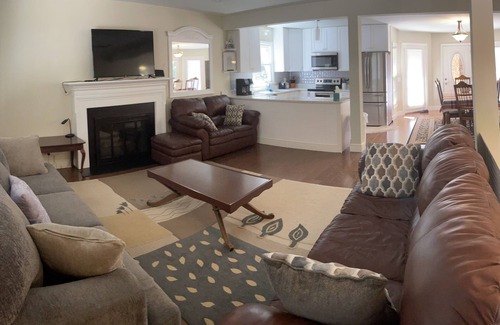 Fuquay-Varina Casa | Top-level of a modern split-level home.