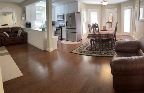 Fuquay-Varina Casa | Top-level of a modern split-level home.