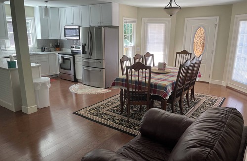 Fuquay-Varina Casa | Top-level of a modern split-level home.