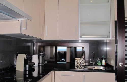 Estepona Apartamento | TOP UBICACIÓN 3 BR apartamento junto al mar con vista al mar 180 grados interiores y exteriores piscinas