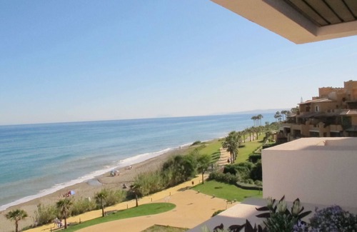 Estepona Apartamento | TOP UBICACIÓN 3 BR apartamento junto al mar con vista al mar 180 grados interiores y exteriores piscinas