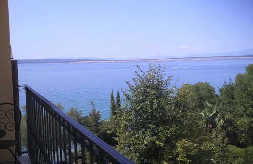 Crikvenica Apartamento | Top location directly by the sea, secure parking on the property