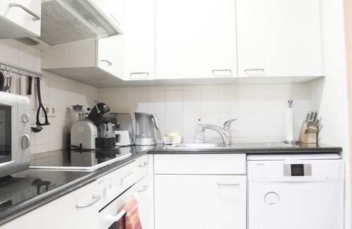 Mitte Apartamento | La mejor ubicación en el centro de Berlín, ofrece un patio arbolado y fuente de agua