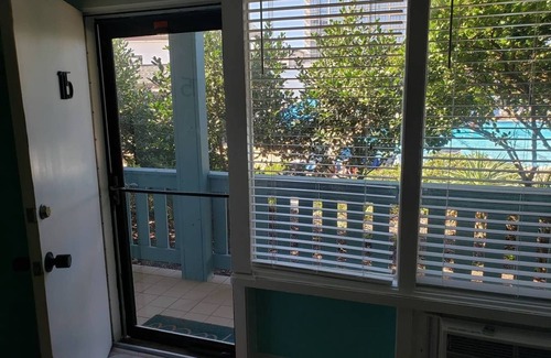 Northeast Virginia Beach Apartamento | Top location modern beach studio! Walk to the beach, shops, restaurants, w/Pool