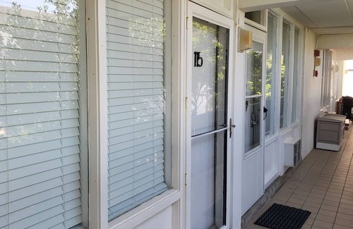 Northeast Virginia Beach Apartamento | Top location modern beach studio! Walk to the beach, shops, restaurants, w/Pool