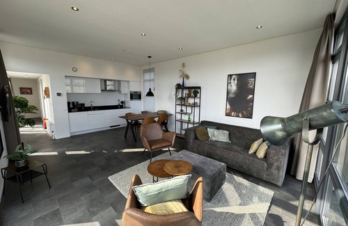 Enkhuizen Casa | Top-modernes Chalet Wellenreiter mit Großem Garten am Ijsselmeer