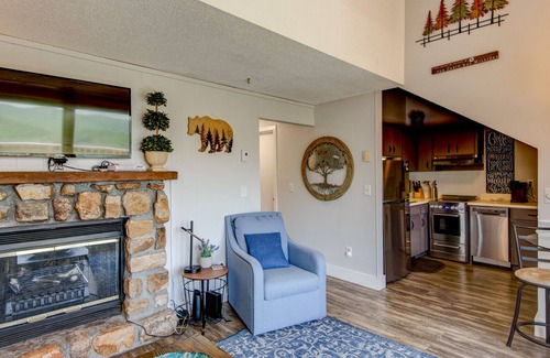 Seven Devils Condominio | Top Of Seven - Views! Amazing Grandfather Mtn views from this updated condo in Seven Devils!