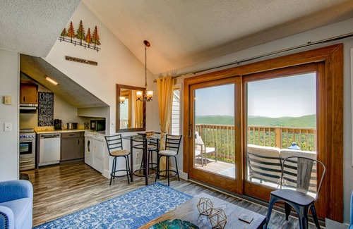 Seven Devils Condominio | Top Of Seven - Views! Amazing Grandfather Mtn views from this updated condo in Seven Devils!
