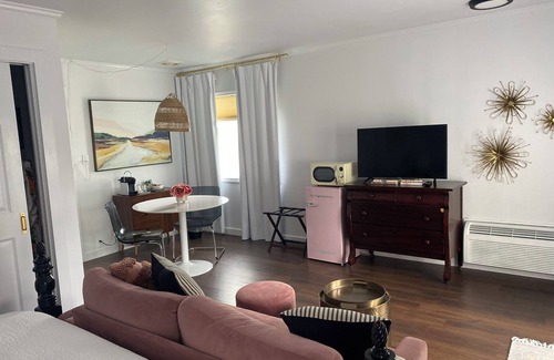 Weatherford Cabaña | Top of the Hill-Cozy 1 bed/1 bath cottage, less than one mile to downtown.