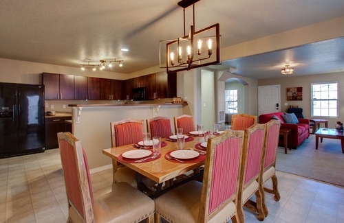 Southeast Colorado Springs Casa | ★ VENTA: Espacioso, apto para familias - 2 espacios de estar, sala de juegos, parque ★