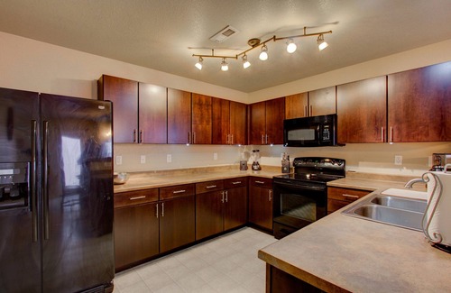Southeast Colorado Springs Casa | ★ VENTA: Espacioso, apto para familias - 2 espacios de estar, sala de juegos, parque ★
