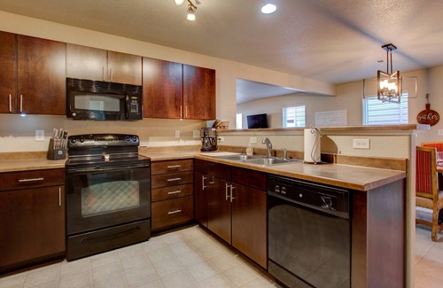 Southeast Colorado Springs Casa | ★ VENTA: Espacioso, apto para familias - 2 espacios de estar, sala de juegos, parque ★