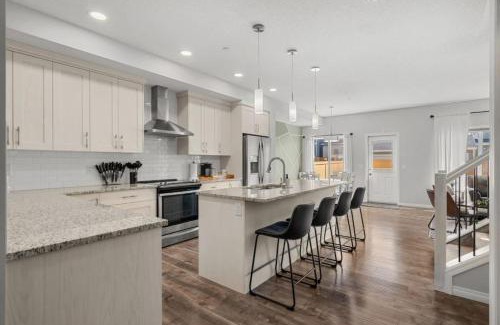 Northwest Calgary Casa | Top Rated Luxury House with Central AC, Double Garage Parking, 2 Kitchens, 5 Bedrooms & More!