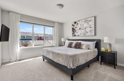 Northwest Calgary Casa | Top Rated Luxury House with Central AC, Double Garage Parking, 2 Kitchens, 5 Bedrooms & More!