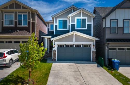 Northwest Calgary Casa | Top Rated Luxury House with Central AC, Double Garage Parking, 2 Kitchens, 5 Bedrooms & More!