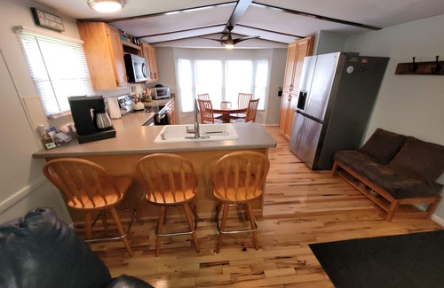 Skyland Casa | Topsy's Trailer, Private, FAST WiFi, Small Dog Ok, HOT TUB, Close to Hendo/AVL