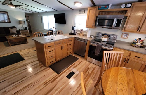 Skyland Casa | Topsy's Trailer, Private, FAST WiFi, Small Dog Ok, HOT TUB, Close to Hendo/AVL