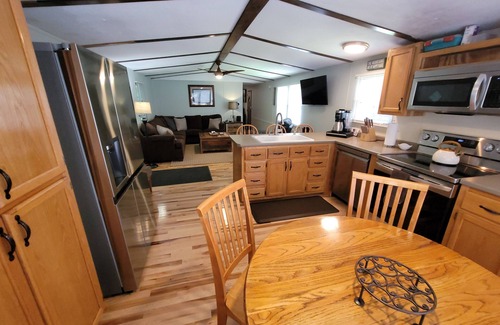 Skyland Casa | Topsy's Trailer, Private, FAST WiFi, Small Dog Ok, HOT TUB, Close to Hendo/AVL