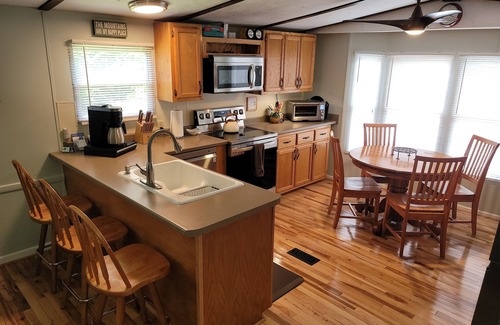 Skyland Casa | Topsy's Trailer, Private, FAST WiFi, Small Dog Ok, HOT TUB, Close to Hendo/AVL
