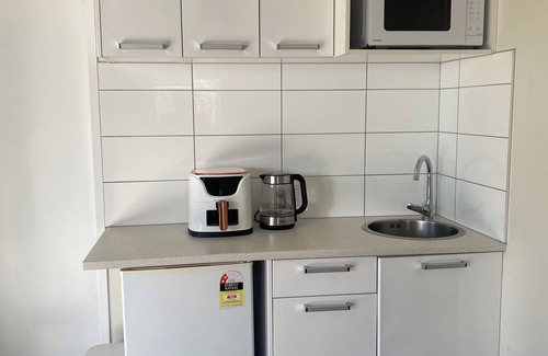 Torbay Casa | Torbay by the sea- self contained with parking, outdoor area and transport links