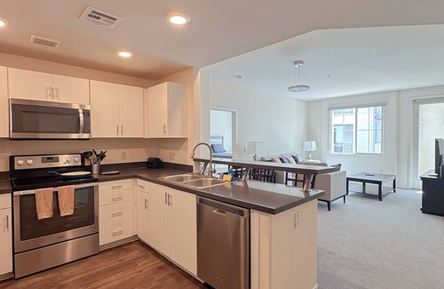 Carmel Valley Apartamento | Torrey Gardens – Luxe 2BRs with ocean views, resort pool, and pet spa.