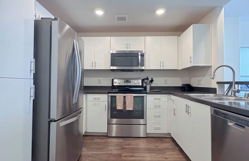 Carmel Valley Apartamento | Torrey Gardens – Luxe 2BRs with ocean views, resort pool, and pet spa.