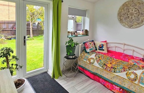 Bicester Casa | Tortoise Haven Bicester: Quiet home with garden