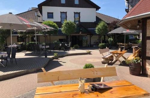 Zella-Mehlis Hotel | Toschis Station-Motel-Wirtshaus-an der Autobahn-Bowling