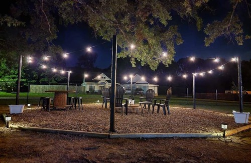 Conway Casa | Total Eclipse path 2024! A beautiful acre outside of town to enjoy the eclipse.