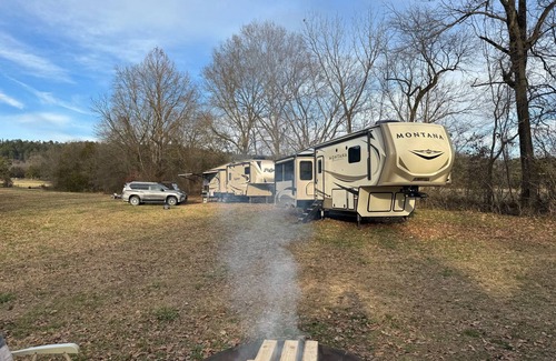 Centerville Alquiler De RV | Total Eclipse RV Site at the base of Petit Jean Mountain in Perry County