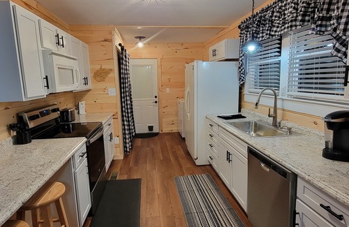 Victor Casa | Totally Remodeled 1930's House w/Firepit & Deck close to Outdoor Adventures.