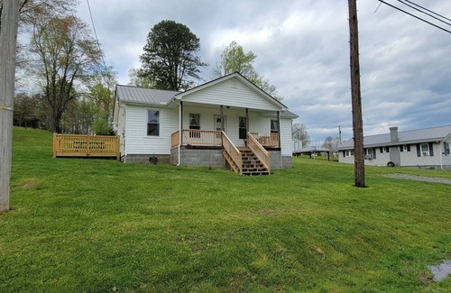 Victor Casa | Totally Remodeled 1930's House w/Firepit & Deck close to Outdoor Adventures.