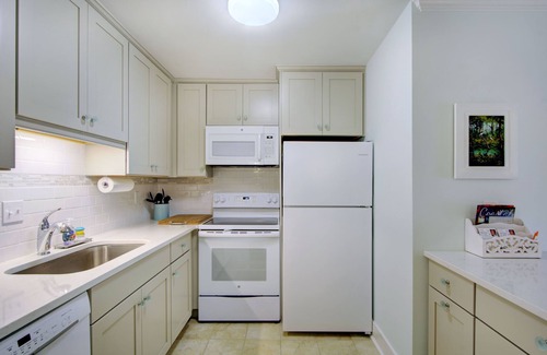 Demere Park Condominio | Totally Renovated Coastal Condo in Ocean Walk, Unit T-2