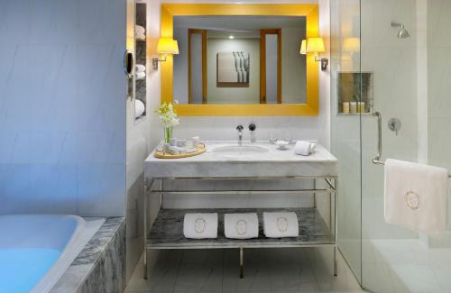 Bang Rak Hotel | Tower Club at lebua