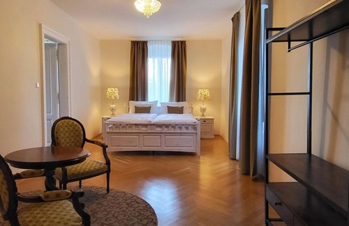 Burgau Cama Y Desayuno | Tower Suite, garden side - Palais Kneissl