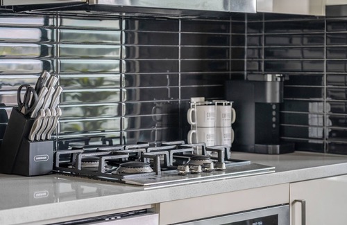 Connaught Apartamento | Tower Views w AC, Dining, Private Patio