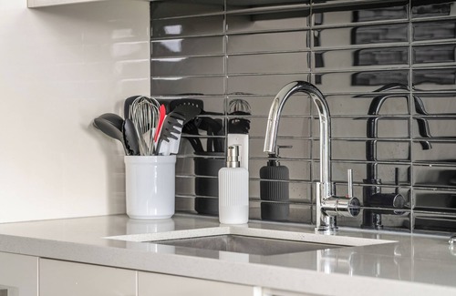Connaught Apartamento | Tower Views w AC, Dining, Private Patio