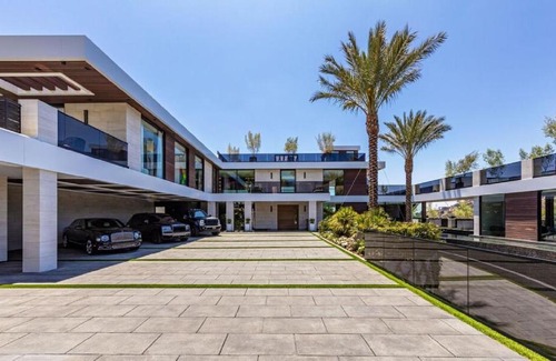 Gaven Apartamento | Towering gracefully above dazzling city lights