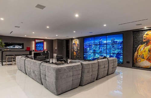 Gaven Apartamento | Towering gracefully above dazzling city lights