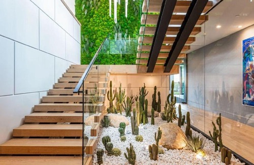 Gaven Apartamento | Towering gracefully above dazzling city lights