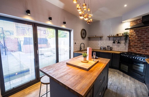 Morpeth Cabaña | Town centre cottage with hot tub