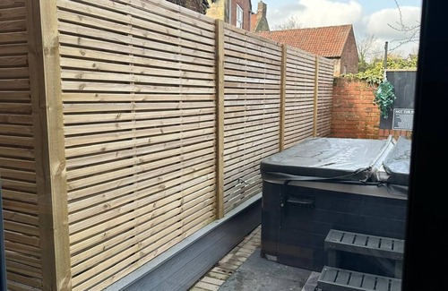 Morpeth Cabaña | Town centre cottage with hot tub