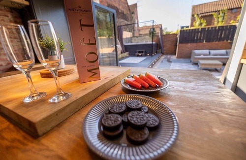 Morpeth Cabaña | Town centre cottage with hot tub