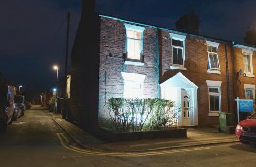 Stafford Casa | Town Centre House with parking, Wi-Fi