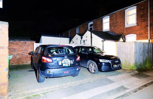 Stafford Casa | Town Centre House with parking, Wi-Fi