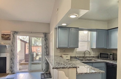 Northeast Virginia Beach Casa | Town House Beach Escape; minutes to Beach